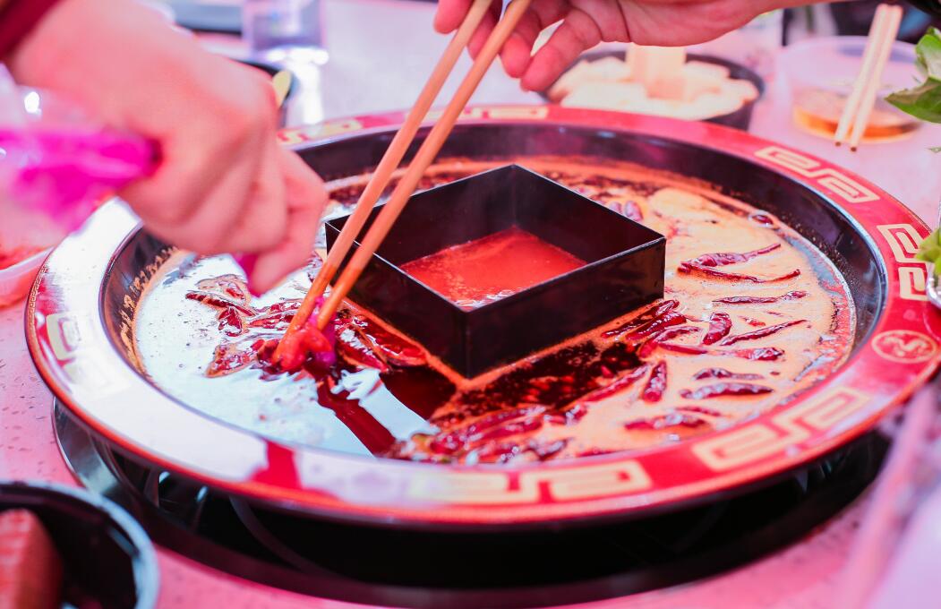 火鍋加盟模式能走遠(yuǎn)嗎？發(fā)展?jié)摿θ绾危? /> </p>
<p>加盟模式簡(jiǎn)易，依舊是新手入行的好選擇</p>
<p>雖然，現(xiàn)在的一些報(bào)道和顧客的反饋，讓人們對(duì)連鎖加盟的模式產(chǎn)生了懷疑，但是我們必須認(rèn)識(shí)到，這些負(fù)面訊息并非加盟模式本身不足導(dǎo)致的，而是在落地的時(shí)候遇到了問(wèn)題。</p>
<p>所以，我們要做的只是解決落地難的問(wèn)題，只要我們按照總部的規(guī)劃和指導(dǎo)去經(jīng)營(yíng)發(fā)展，積極培訓(xùn)服務(wù)，打造品質(zhì)化消費(fèi)，同時(shí)嚴(yán)格按照統(tǒng)一標(biāo)準(zhǔn)<a href='http://m.zgcqgj.cn/wenhua/' target='_blank'>裝修</a>、出品，掌握核心食材及配料，依舊可以借助東風(fēng)之勢(shì)，快速立店，穩(wěn)扎市場(chǎng)。</p>
<p>一個(gè)人走得快，但一群人走得更遠(yuǎn)</p>
<p>相信大家都聽(tīng)過(guò)“一個(gè)人走得更快，但一群人走得更遠(yuǎn)”這個(gè)說(shuō)法吧，一個(gè)人的確可以憑借自己的想法，擺脫許多束縛以更快的速度開(kāi)店、發(fā)展，但是單人開(kāi)店的效果和質(zhì)量如何呢？</p>
<p>據(jù)了解獨(dú)立經(jīng)營(yíng)的門(mén)店其壽命大多不超過(guò)3年，而想要獲得5年、10年的發(fā)展，還必須得依托團(tuán)隊(duì)，即我們所說(shuō)的連鎖加盟模式。連鎖品牌不僅有完善的<a href='http://m.zgcqgj.cn/join/' target='_blank'>加盟流程</a>、支持體系，同時(shí)還有一個(gè)經(jīng)驗(yàn)豐富的團(tuán)隊(duì)，能幫助你加速財(cái)富的增長(zhǎng)，讓你在餐飲的道路上行穩(wěn)致遠(yuǎn)，所以，無(wú)論連鎖加盟的模式是否存在弊端，它都是長(zhǎng)線發(fā)展的不二選擇。</p>
<p>擔(dān)心出品質(zhì)量參差不齊？托管模式值得選</p>
<p>衛(wèi)生問(wèn)題頻發(fā)，裝修不過(guò)關(guān)，菜品質(zhì)量層次不齊，面對(duì)大家的質(zhì)疑和擔(dān)憂，連鎖加盟模式如何化解難題呢？其實(shí)無(wú)論是衛(wèi)生、出品還是裝修，歸根結(jié)底都是分店的問(wèn)題。但這一問(wèn)題也不能完全怪罪于管理者或者老板，畢竟沒(méi)有人是無(wú)所不曉的。</p>
<p>我們?nèi)狈?jīng)驗(yàn)自然不知道怎樣監(jiān)督員工，怎樣監(jiān)管施工，出現(xiàn)問(wèn)題也在情理之中。那么面對(duì)這樣的情況該怎么辦呢？統(tǒng)一管理的托管模式悄然流行，具有更強(qiáng)的品牌管控能力和統(tǒng)一管理的優(yōu)勢(shì)，能讓你甩手做掌柜，不失為一種好選擇！</p>
<p>以上就是<a href='http://m.zgcqgj.cn/' target='_blank'>朝天門(mén)火鍋</a>的相關(guān)回答了，希望能對(duì)你有所幫助，如有其它疑問(wèn)，可給我們留言，一起交流學(xué)習(xí)！</p><p><strong>推薦閱讀:</strong></p>
					<p><a href=